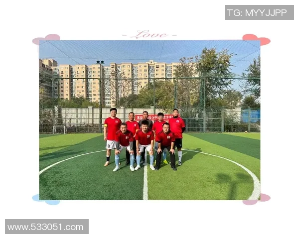 踢足球的乐趣与团队精神在绿茵场上的精彩瞬间